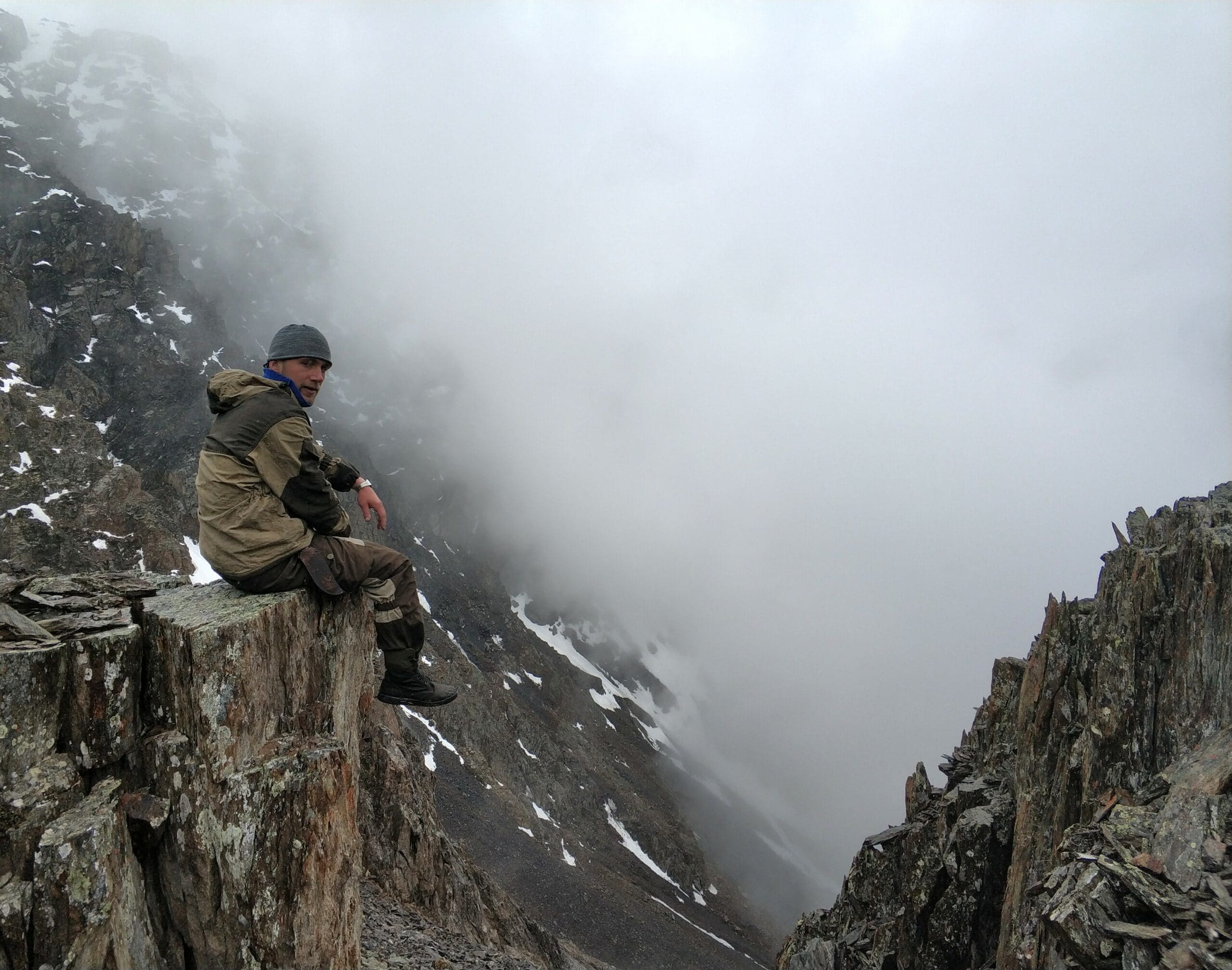 Man sittin gon a mountain cliff